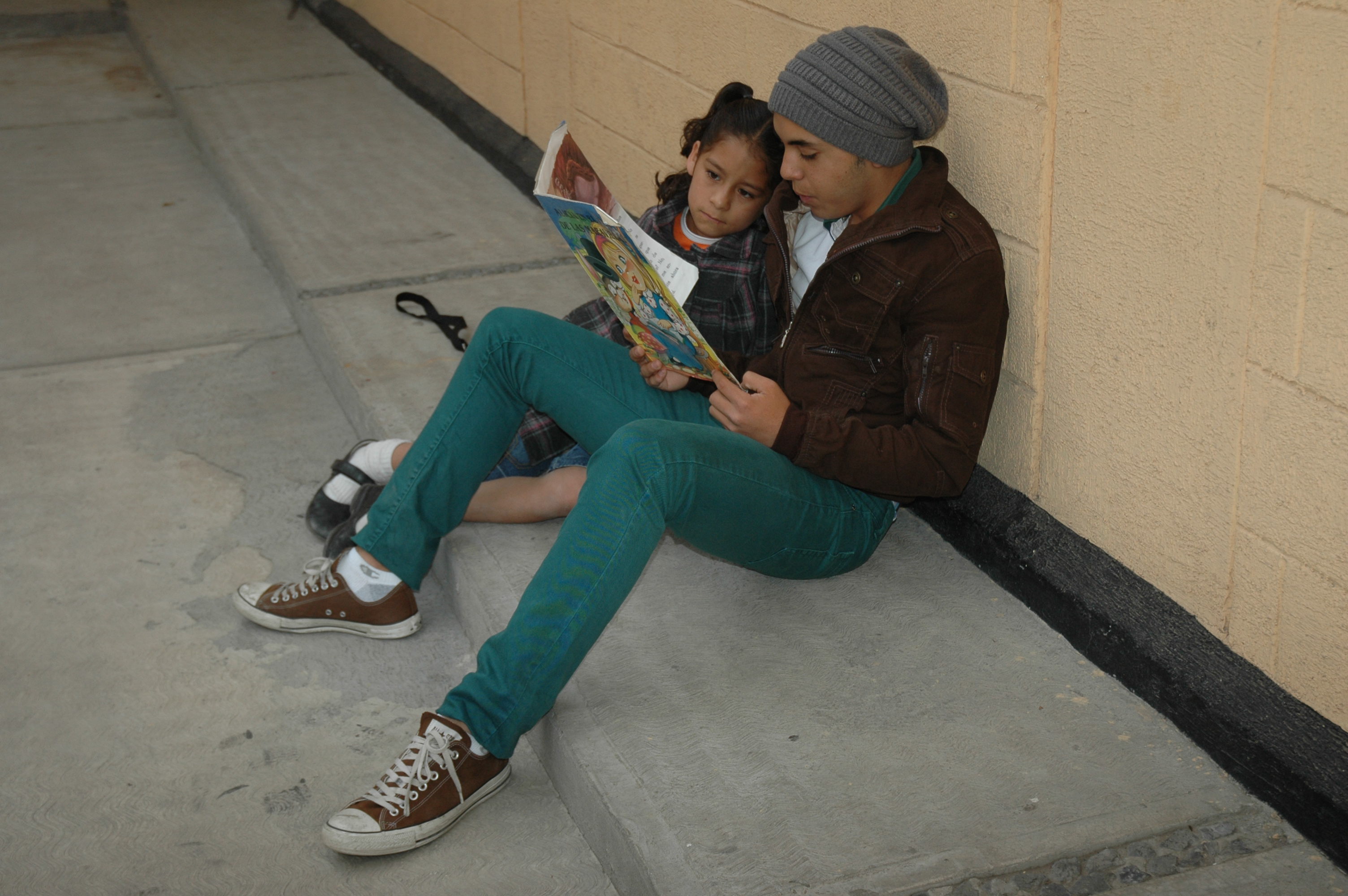 pared exterior de lectura para adolescentes y niños