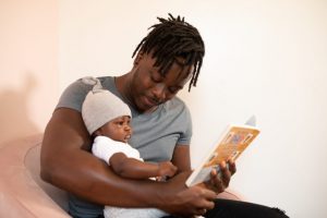 Padre y bebé leyendo