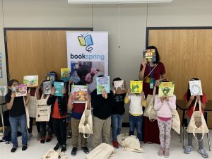 La Flying Book Society regala libros a los niños.